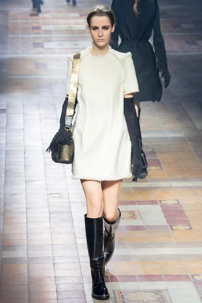 Look 19